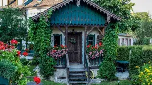 Band-9 Samples: In some countries, more and more people are becoming interested in finding out about the history of the house or building they live in. What are the reasons for this? How can people research this?